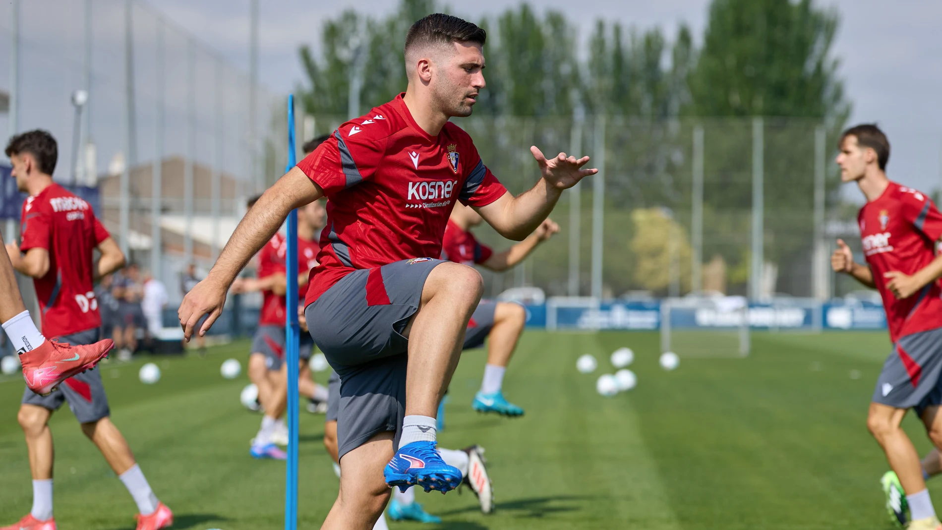 PAMPLONA, 11/07/2025.- El jugador del Osasuna, Jesús Areso durante el primer entrenamiento de la temporada 2025-2026, este viernes. EFE/J.P. Urdiroz
