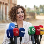 María Jesús Montero atiende a los medios antes de visitar las obras de urbanización del solar del antiguo cuartel de Artillería 'Daoiz y Velarde' 
