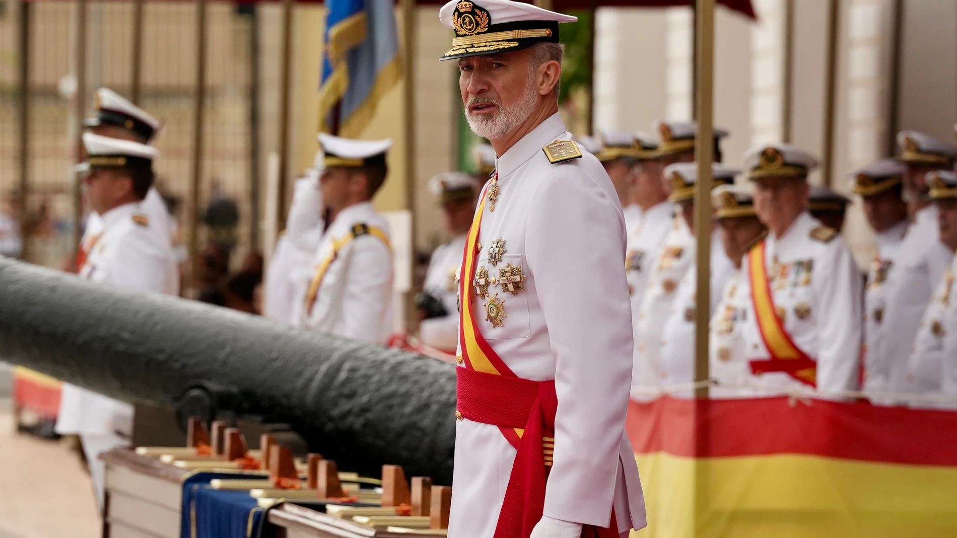 SAN FERNANDO (CÁDIZ), 11/07/2025.- El rey Felipe VI durante el acto de entrega de los despachos reales de nuevos sargentos de la Armada de la promoción LXXXVI que han completado con éxito sus tres años de formación para convertirse en suboficiales del cuerpo, compuesta por 225 de los cuales 33 son mujeres, que se ha celebrado en el patio de armas de la Escuela de Suboficiales de la Armada (ESUBO), en San Fernando (Cádiz).EFE/Román Ríos.