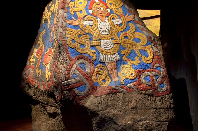 La Piedra de Jelling (Jutlandia), símbolo de la fusión entre paganismo y cristianismo de los primeros momentos de la conversión de los vikingos.
