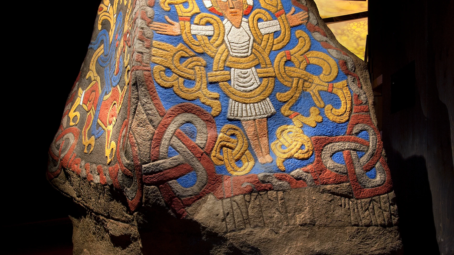La Piedra de Jelling (Jutlandia), símbolo de la fusión entre paganismo y cristianismo de los primeros momentos de la conversión de los vikingos.