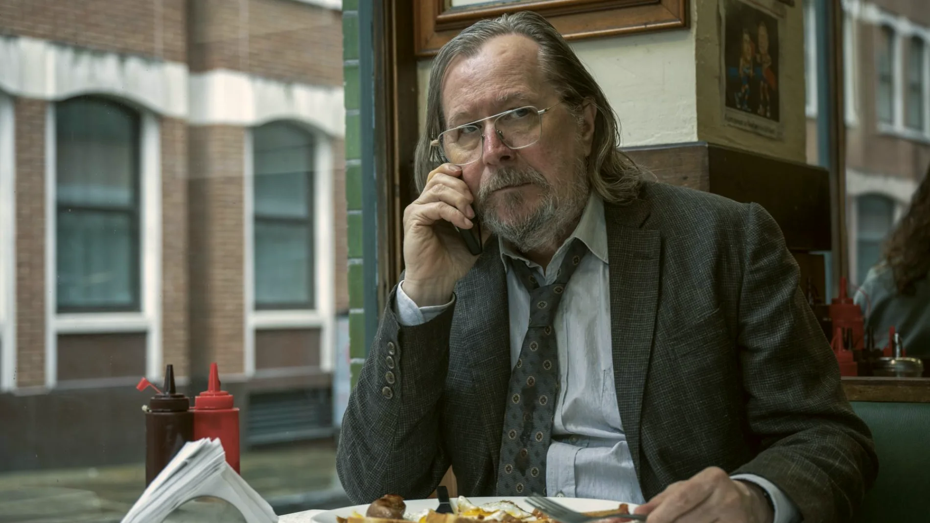 Gary Oldman es el protagonista de la serie