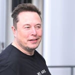 Grok 4 se sirve de las publicaciones de Elon Musk en X para responder a las preguntas polémicas