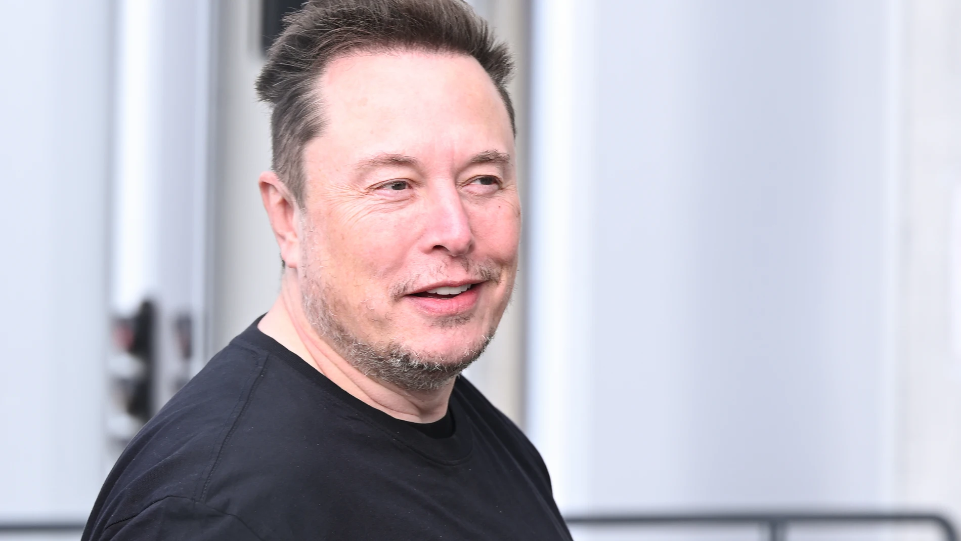 (Foto de ARCHIVO) FILED - 13 March 2024, Brandenburg, Gruenheide: Tesla owner Elon Musk leaves the Tesla Gigafactory Berlin-Brandenburg. Photo: Sebastian Gollnow/dpa 13/03/2024 ONLY FOR USE IN SPAIN