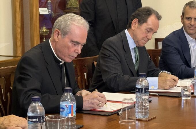 El obispo Jesús Catalá, administrador apostólico de Málaga, y el presidente de la Fundación Iberdrola España, Jaime Alfonsín