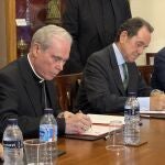 El obispo Jesús Catalá, administrador apostólico de Málaga, y el presidente de la Fundación Iberdrola España, Jaime Alfonsín