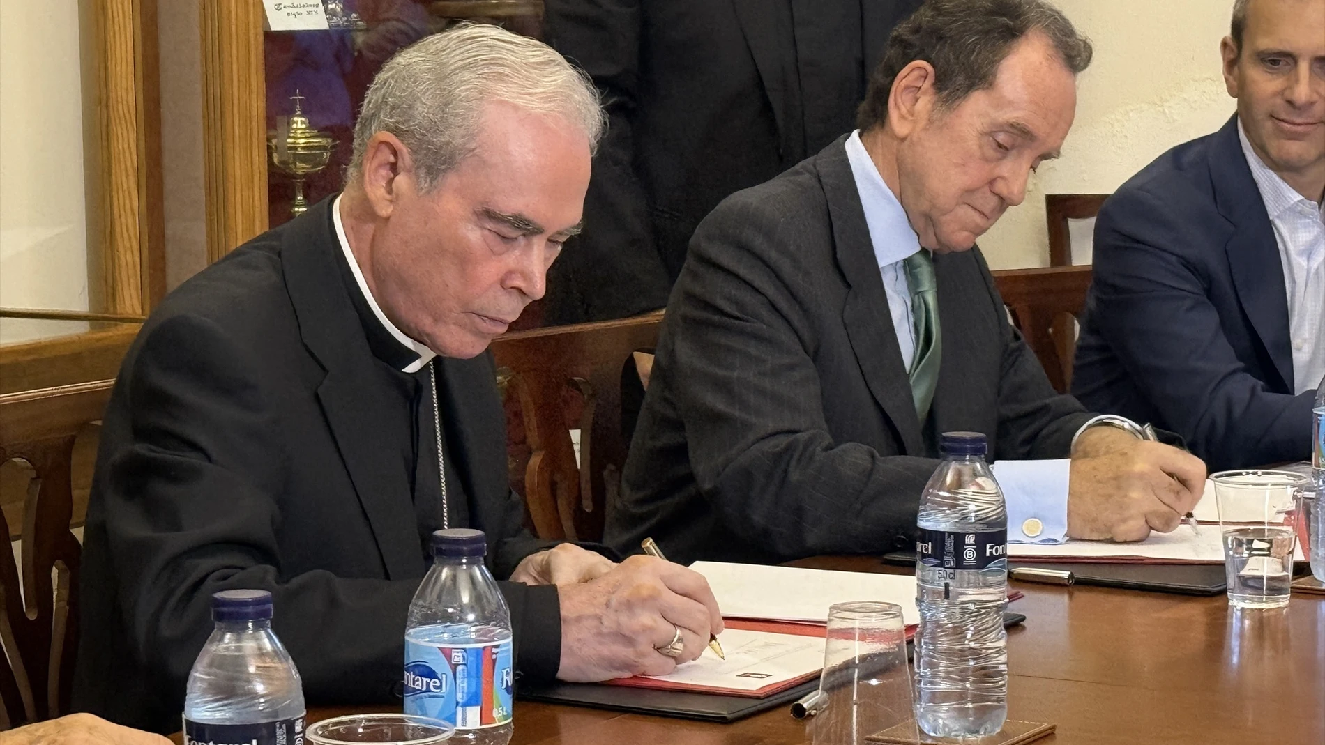 El obispo Jesús Catalá, administrador apostólico de Málaga, y el presidente de la Fundación Iberdrola España, Jaime Alfonsín