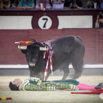 Mariscal Ruiz cae inconsciente tras una voltereta brutal en la tercera de "Cénate Las Ventas"