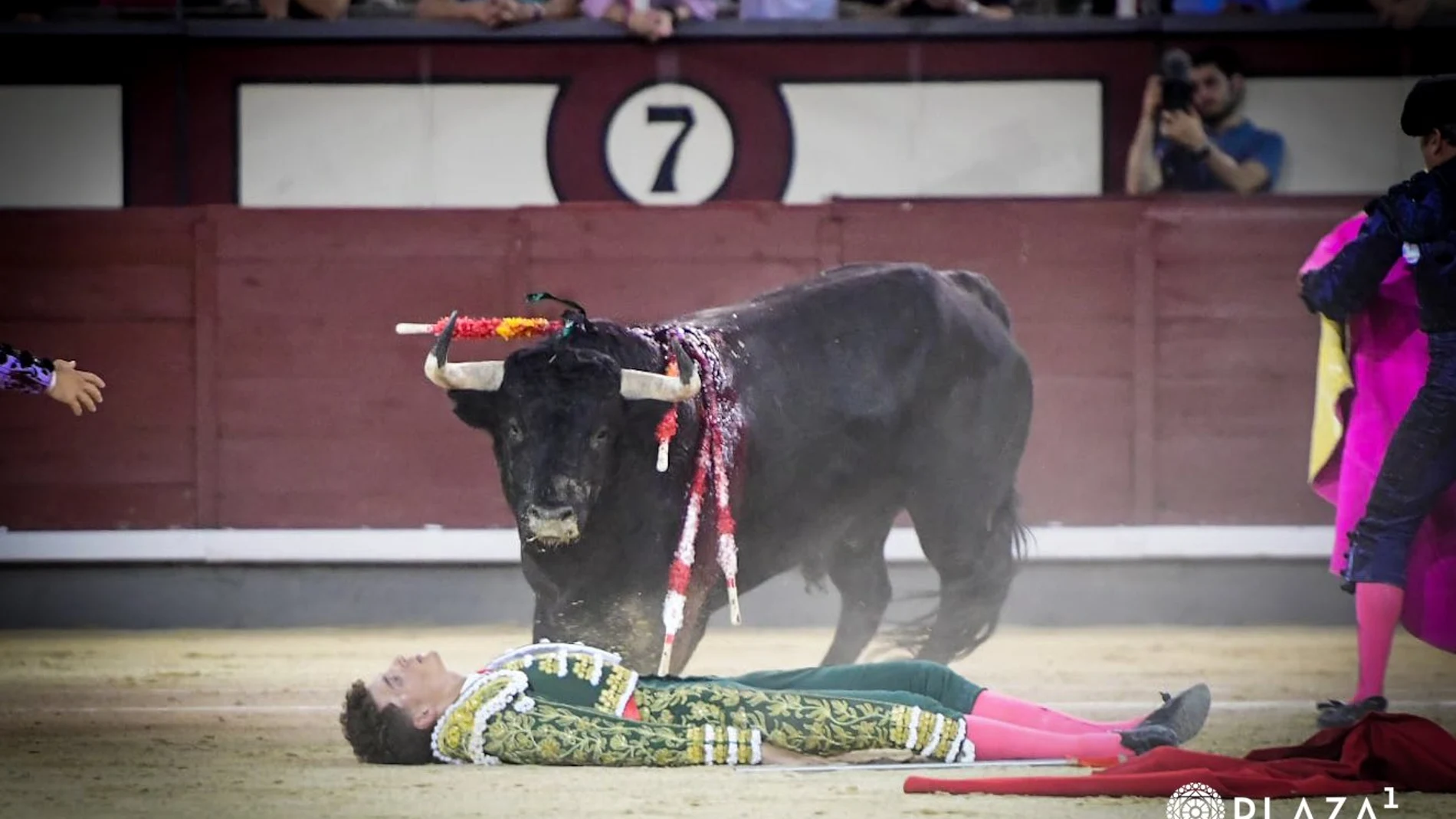 Mariscal Ruiz cae inconsciente tras una voltereta brutal en la tercera de "Cénate Las Ventas"