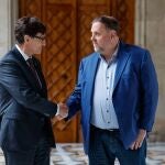 El presidente de la Generalitat, Salvador Illa (i), y el líder de ERC, Oriol Junqueras (d), se reunirán este sábado al mediodía en el Palau de la Generalitat, según ha informado el gobierno catalán.