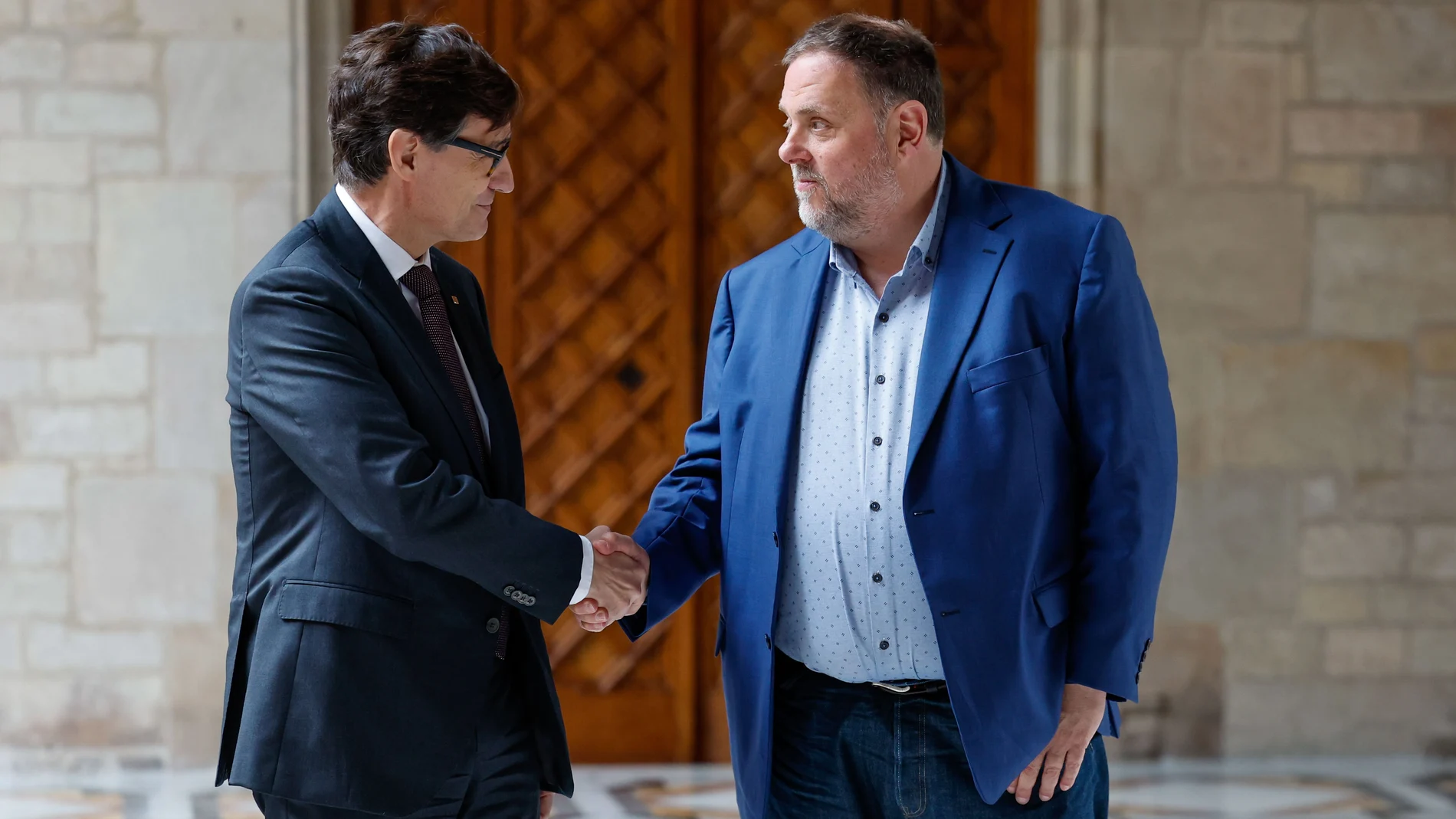 El presidente de la Generalitat, Salvador Illa (i), y el líder de ERC, Oriol Junqueras (d), se reunirán este sábado al mediodía en el Palau de la Generalitat, según ha informado el gobierno catalán.