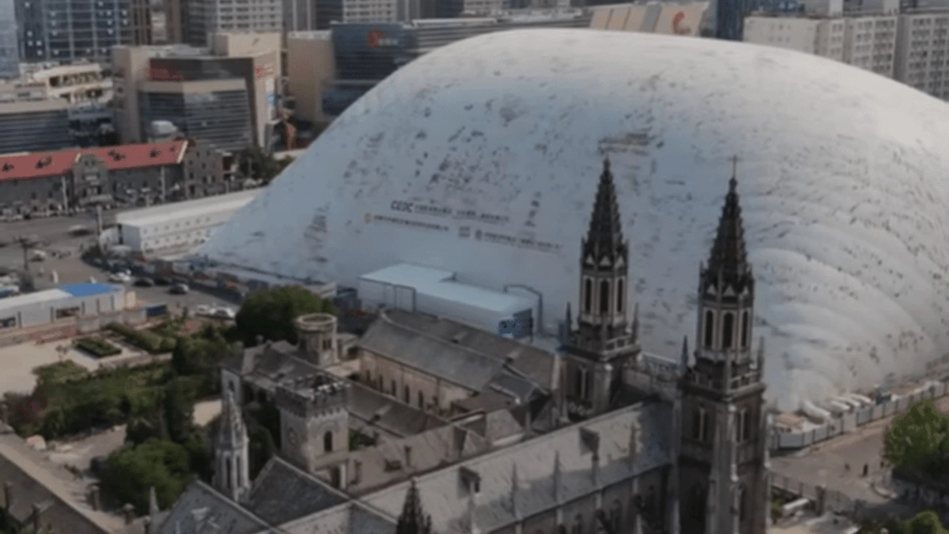 La cúpula cubre toda la zona donde se acomete la obra para reducir contaminación y ruido