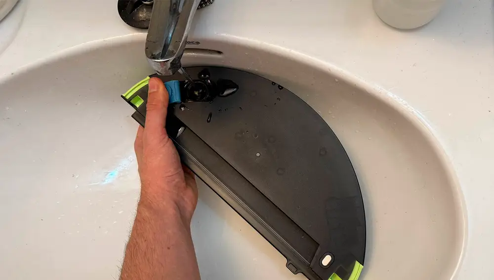 Para que friegue, debemos rellenar su compartimento de agua