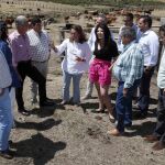 González Corral visita una explotación ganadera en Hoyos del Espino (Ávila)