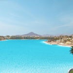 Tarda más de 20 días en llenarse y parece un mar natural: así es la piscina más grande del mundo