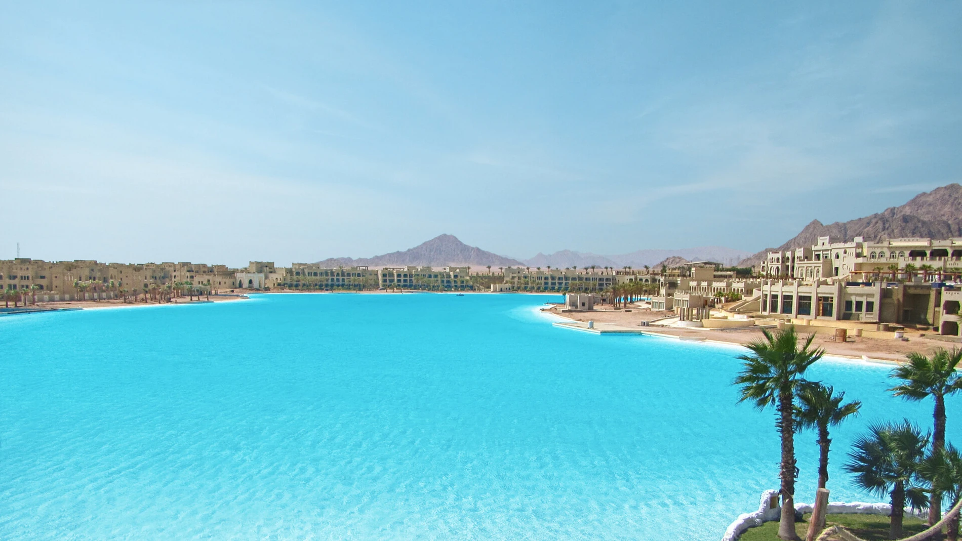 Tarda más de 20 días en llenarse y parece un mar natural: así es la piscina más grande del mundo