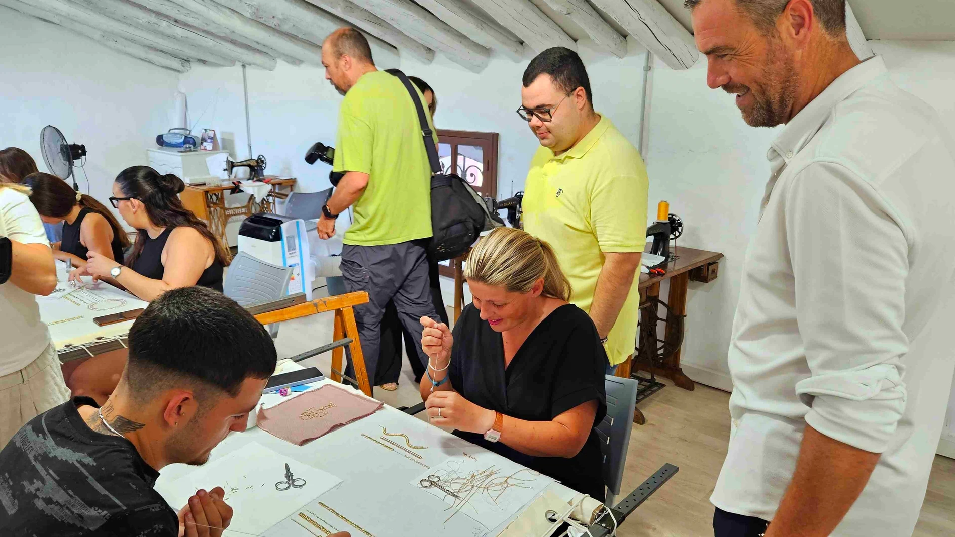 Caravaca (Murcia) impulsa el relevo generacional en el bordado en seda y oro con un curso para jóvenes