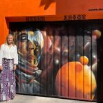 La concejal Llobet, junto a un graffitti, en Russafa