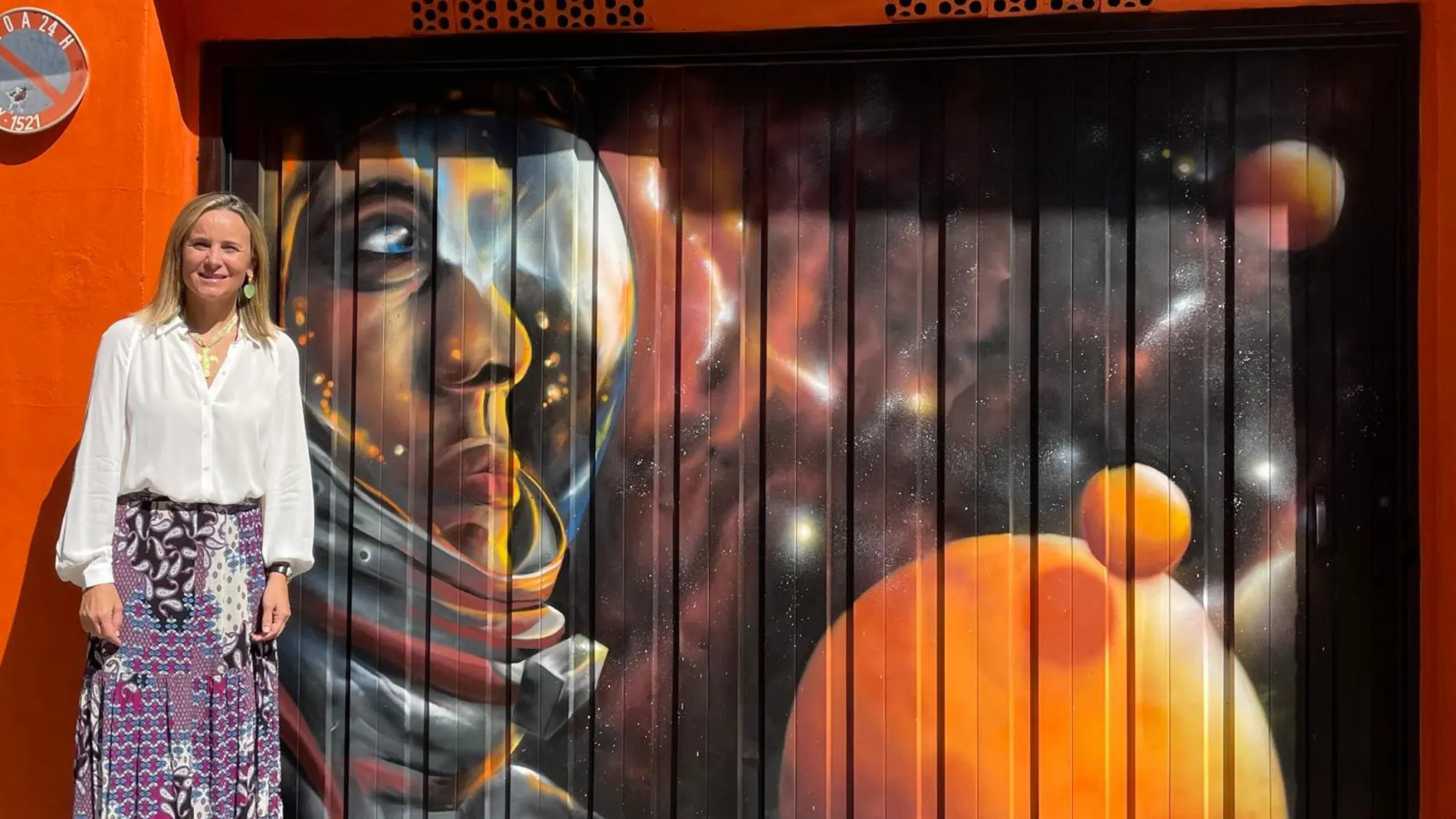 La concejal Llobet, junto a un graffitti, en Russafa