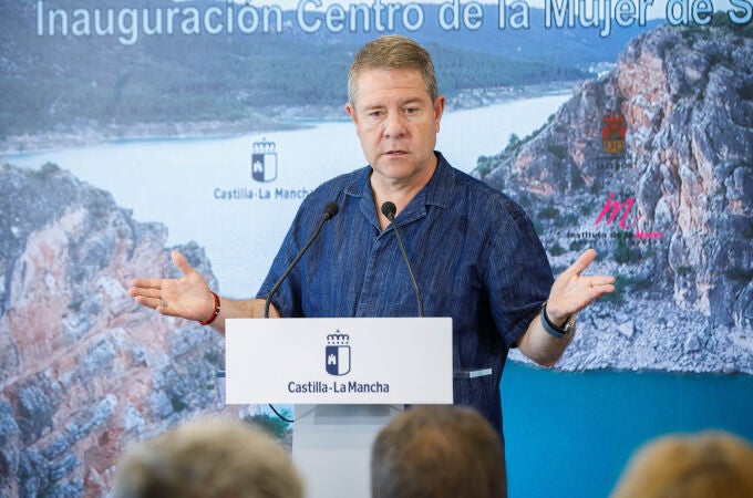 El presidente de Castilla-La Mancha, Emiliano García-Page, inaugura, en Sacedón (Guadalajara), el Centro de la Mujer que está ubicado en la Avenida Florentino Fernández de la localidad. 