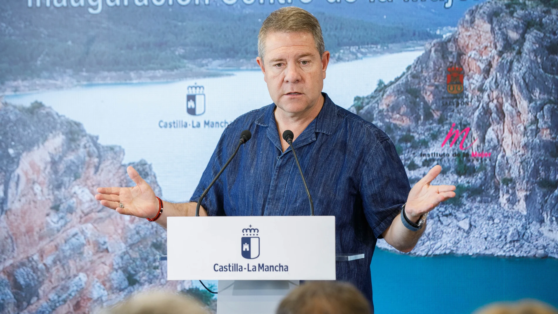 El presidente de Castilla-La Mancha, Emiliano García-Page, inaugura, en Sacedón (Guadalajara), el Centro de la Mujer que está ubicado en la Avenida Florentino Fernández de la localidad.