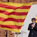 El expresidente de la Generalitat de Catalunya Carles Puigdemont aplaude durante un acto de bienvenida organizado por entidades independentistas en el paseo Lluís Companys, a 8 de agosto de 2024, en Barcelona.