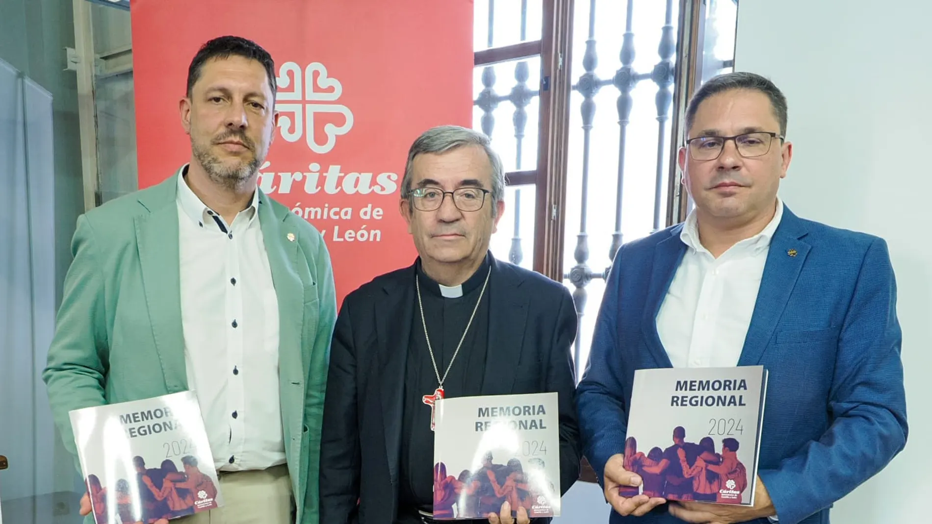 El arzobispo de Valladolid, Luis Argüello, junto a uenther E. Boelhoff e Ignacio Ruiz, presidente y secretario de Cáritas Autonómica de Castilla y León, respectivamente