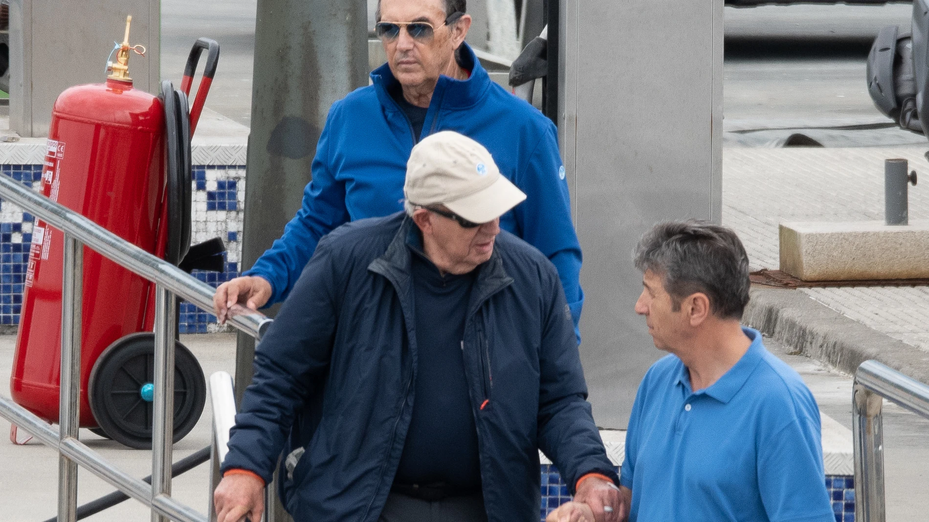 El Rey Juan Carlos a su llegada al puerto deportivo, a 11 de Julio de 2025, en Sanxenxo (España).REY JUAN CARLOS;FAMOSOS;CASA REAL;REGATAS;Óscar Ortiz / Europa Press11/07/2025