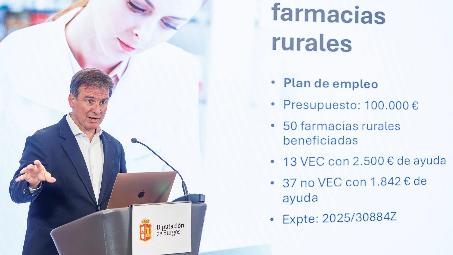 El presidente de la Diputación de Burgos, Borja Suárez, da cuenta de las convocatorias de planes de empleo, ayudas a farmacias, reparto de desfibriladores y ayudas a bares, tiendas y comercios de la provincia