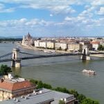 Desde este privilegiado promontorio se aprecian perfectamente el Puente de las Cadenas y el edificio del Parlamento
