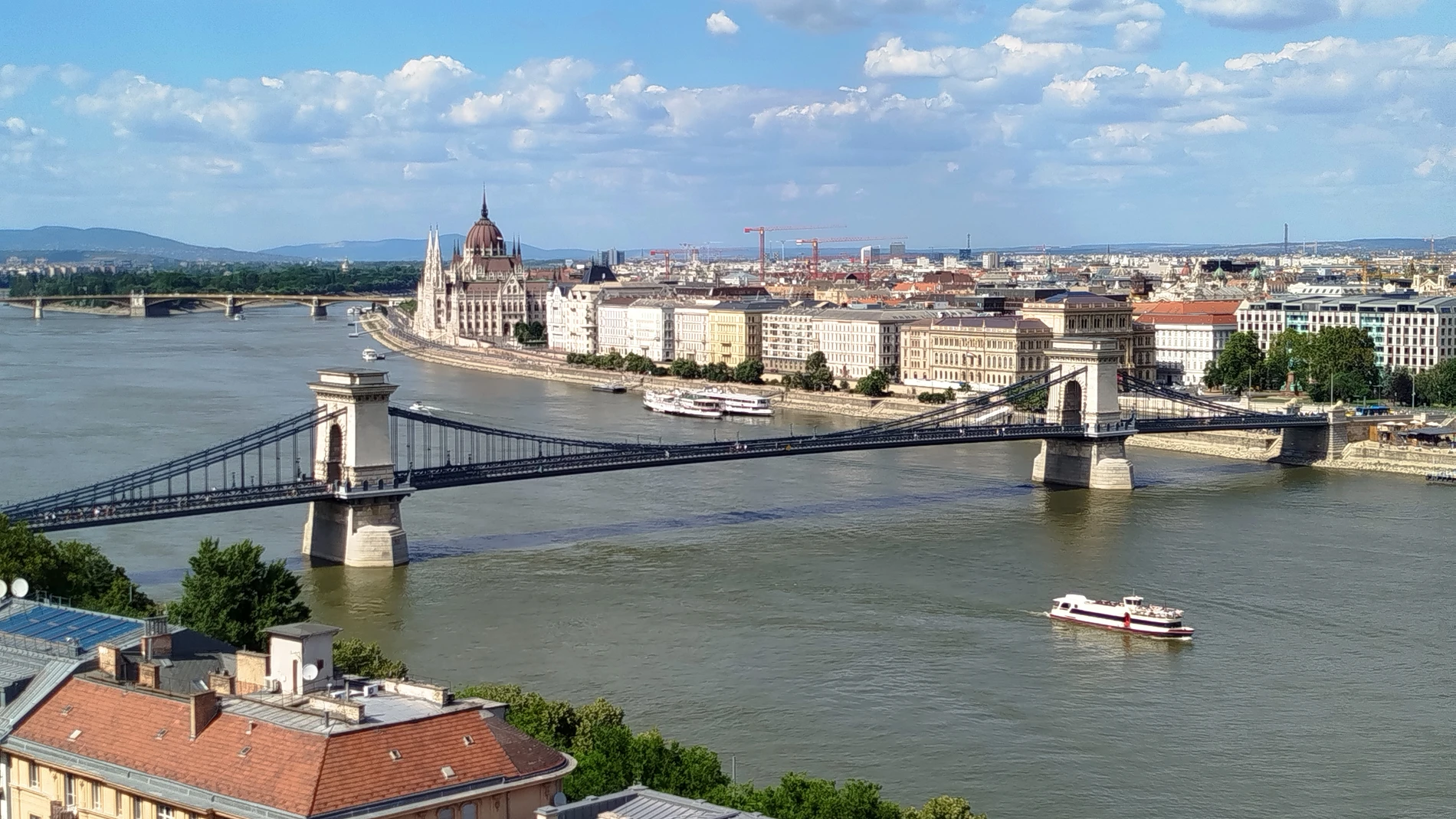 Desde este privilegiado promontorio se aprecian perfectamente el Puente de las Cadenas y el edificio del Parlamento