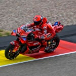 La lluvia no detiene a Marc Márquez en Alemania
