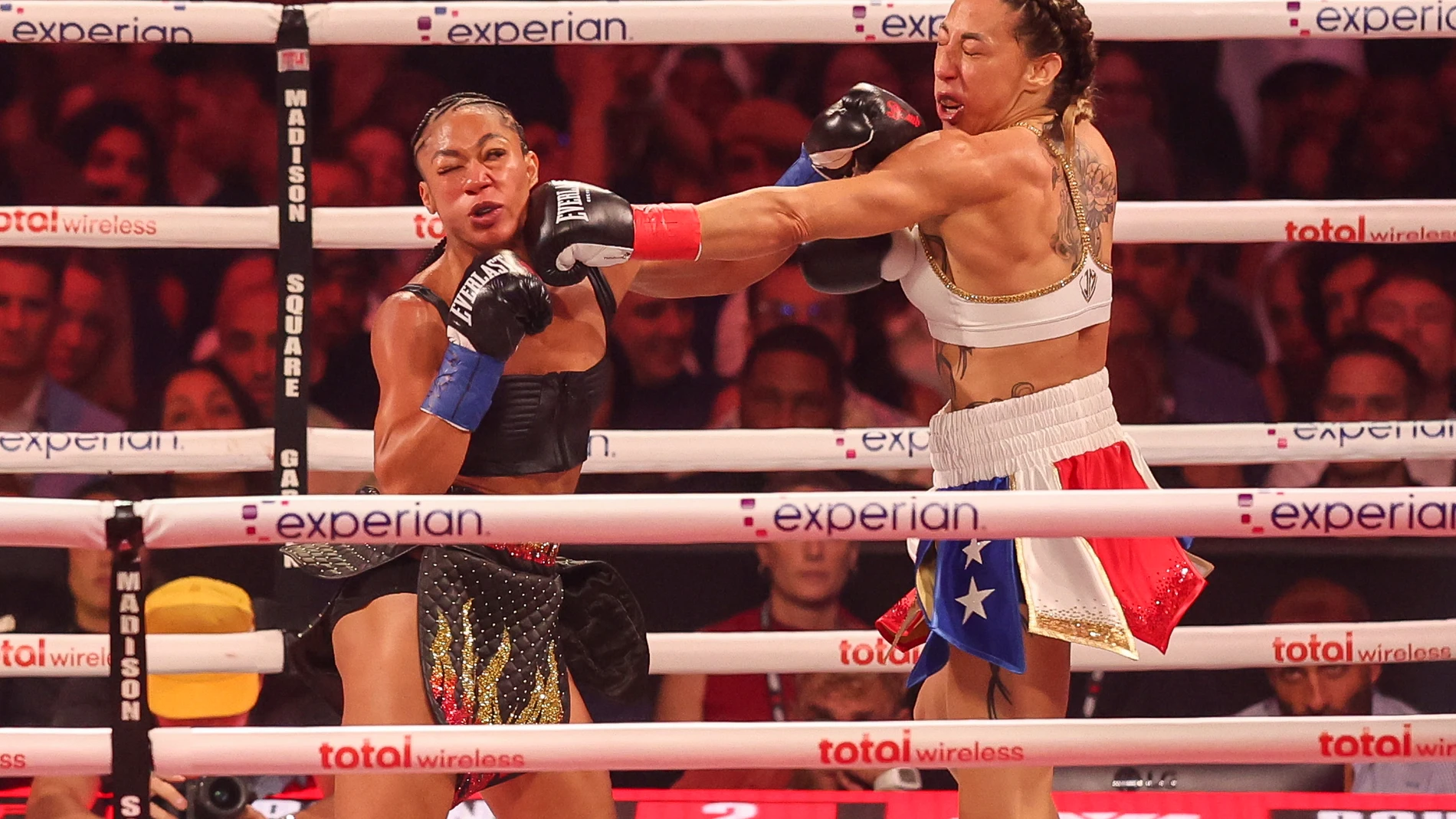 NEW YORK (United States), 12/07/2025.- US boxer Alycia Baumgardner (L) in action against Spanish boxer Jennifer Miranda (R) during their Undisputed Super Featherweight World Championship bout at Madison Square Garden in New York, New York, USA, 11 July 2025. (Nueva York) EFE/EPA/SARAH YENESEL