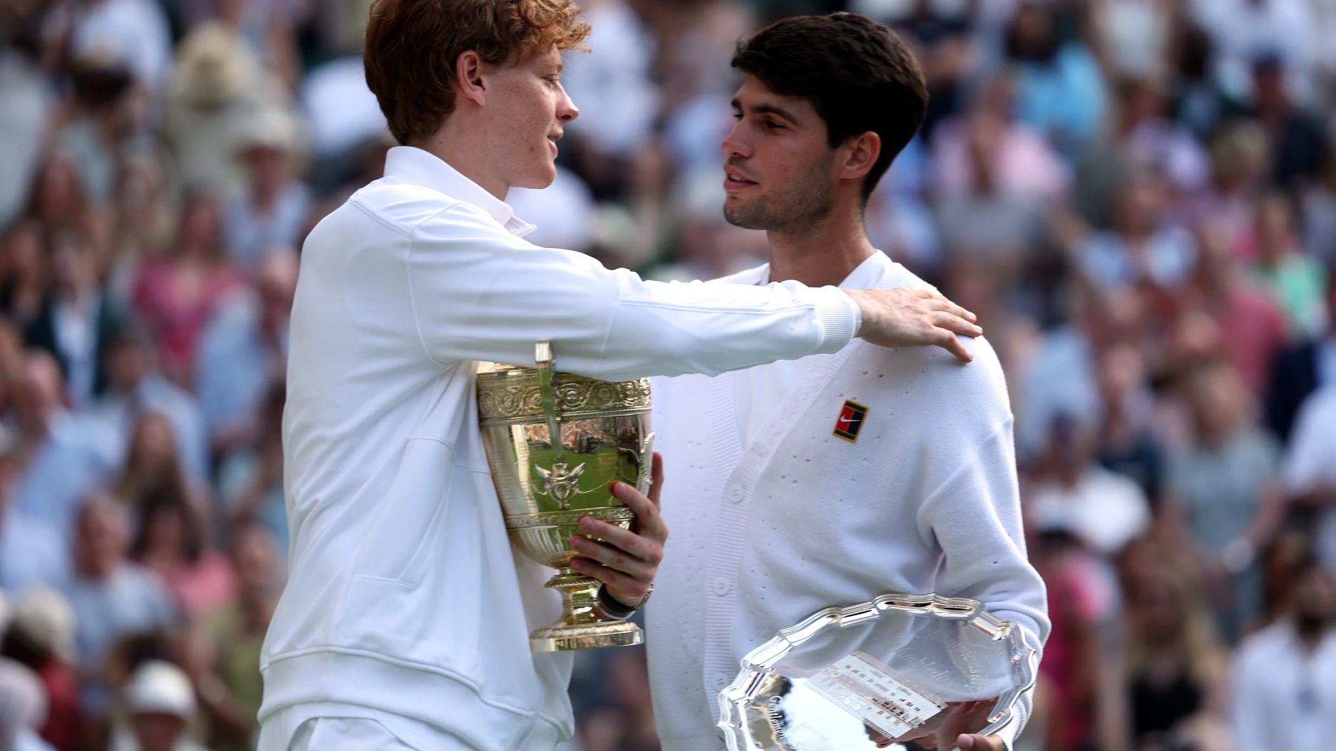 Wimbledon (United Kingdom), 13/07/2025.- Jannik Sinner of Italy (L) celebrates with the trophy after winning the Men's Singles final match against Carlos Alcaraz of Spain (R) with his runner-up trophy at the Wimbledon Championships, Wimbledon, Britain, 13 July 2025. (Tenis, Italia, España, Reino Unido) EFE/EPA/NEIL HALL EDITORIAL USE ONLY