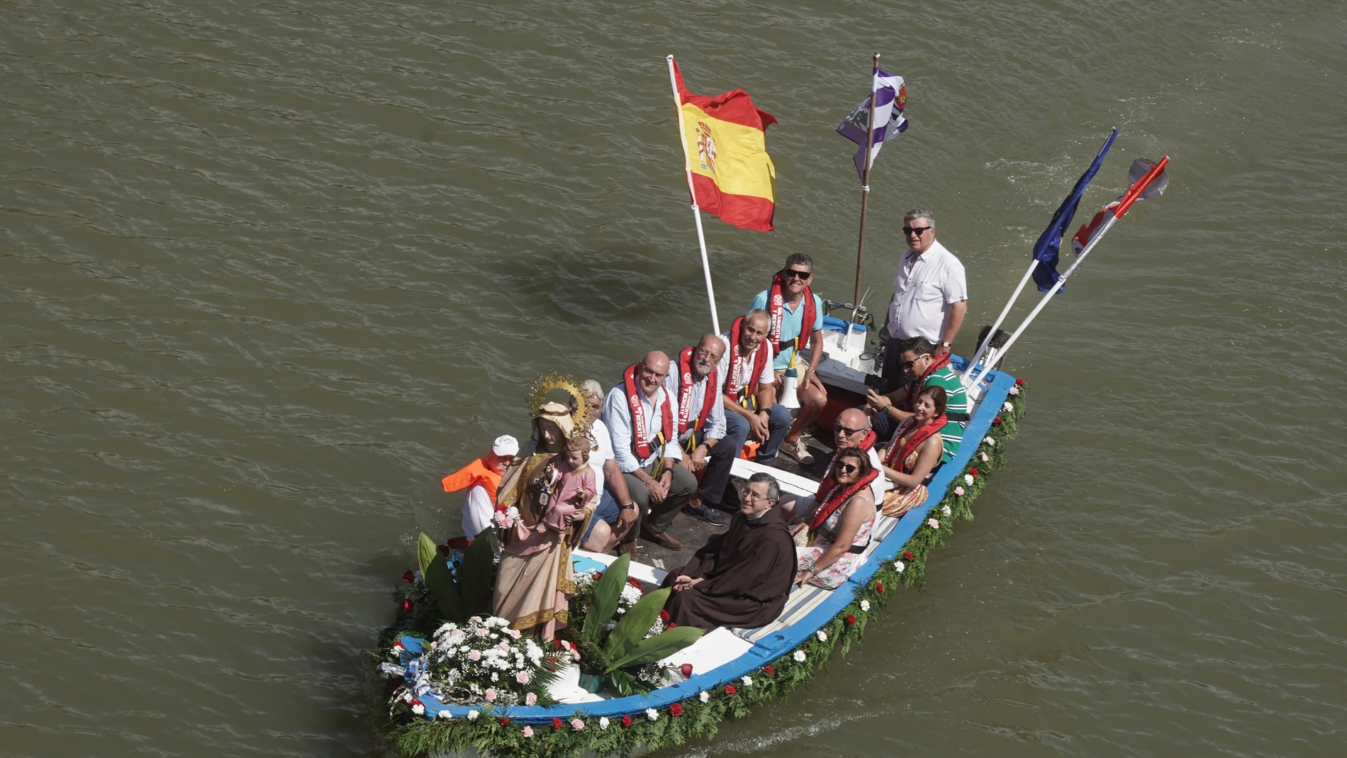 El alcalde de Valladolid, Jesús Julio Carnero, participa en la XXVI procesión fluvial de la Virgen del Carmen por el río Pisuerga