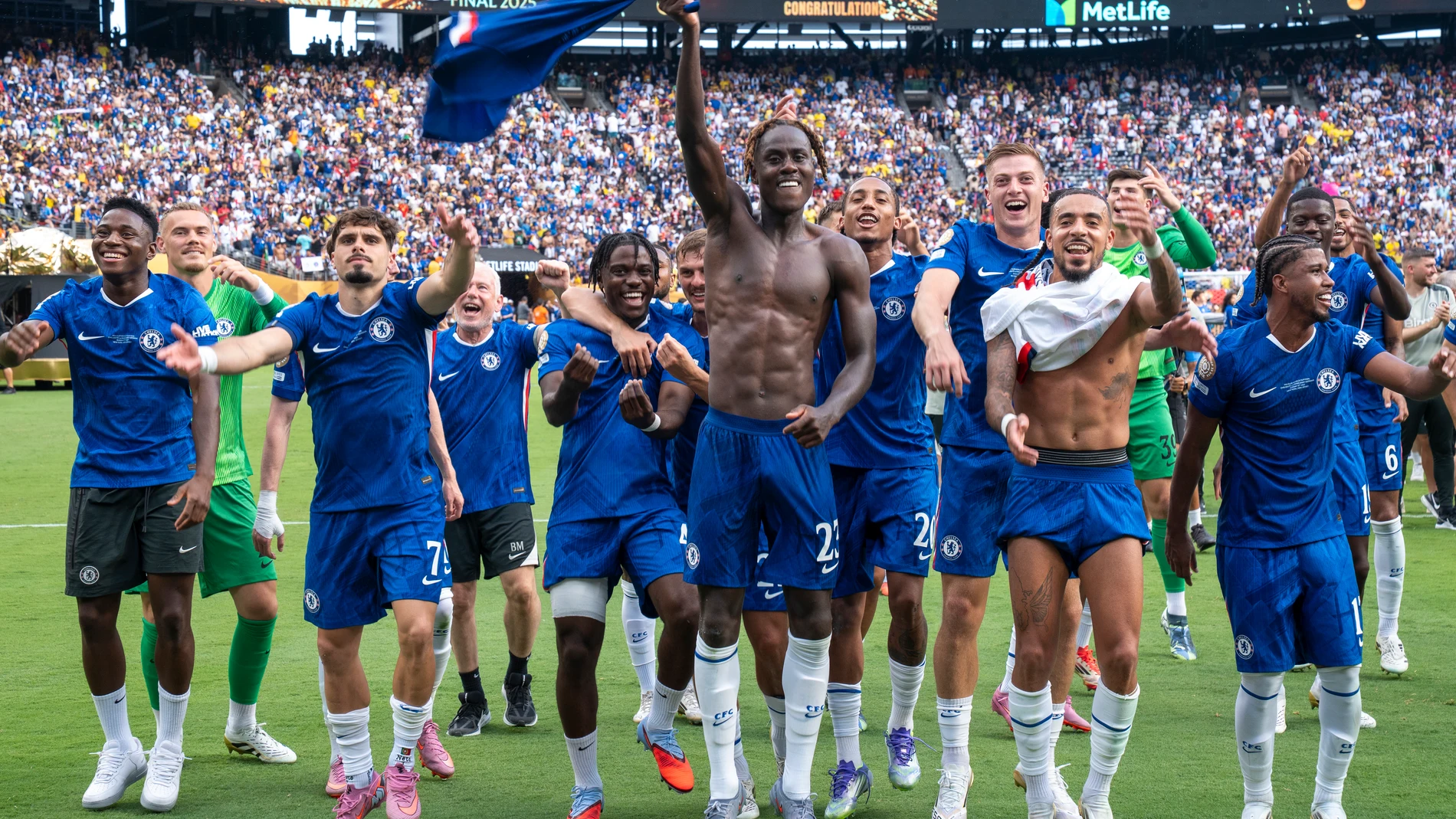 AMDEP8243. NUEVA JERSEY (ESTADOS UNIDOS), 13/07/2025.- Jugadores de Chelsea celebran este domingo, durante la final del Mundial de Clubes entre Chelsea FC y París Saint-Germain (PSG) en el estadio MetLife en Nueva Jersey (Estados Unidos). EFE/ Ángel Colmenares