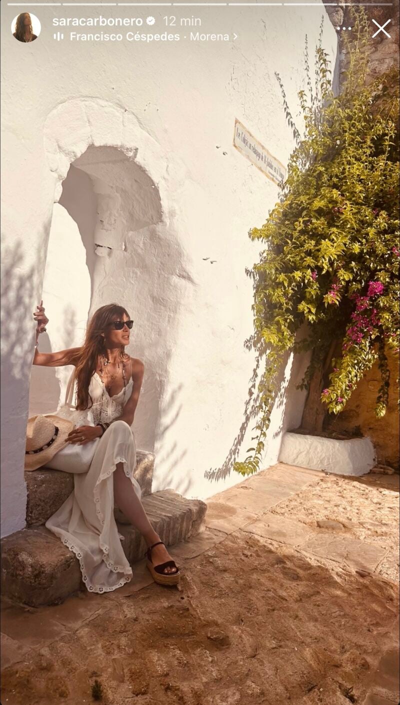 Sara Carbonero con vestido bohemio y alpargatas.
