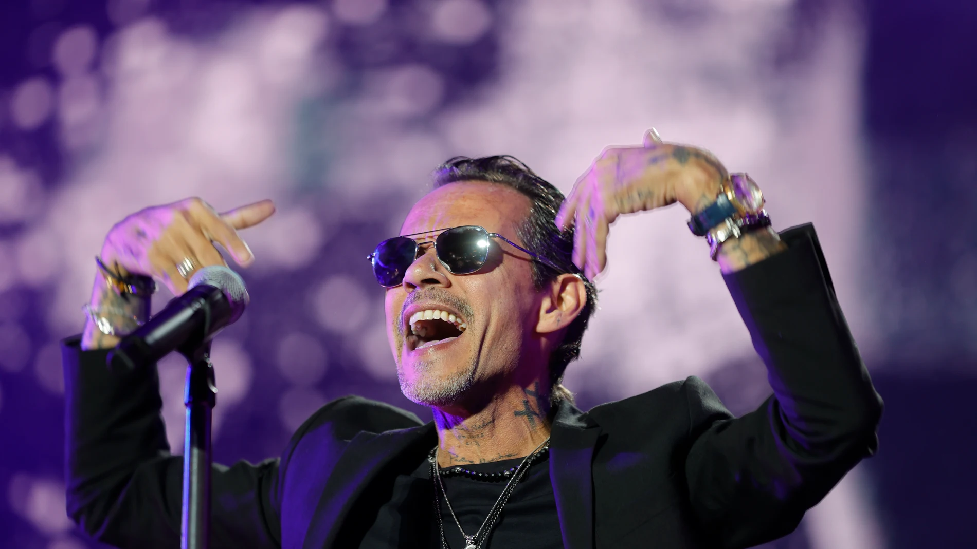 A CORUÑA, 13/07/2025.- El músico y cantante estadounidense Marc Anthony durante el concierto que ha ofrecido hoy domingo en el Muelle de la Batería, en A Coruña, incluido en su gira ´En Vivo´. EFE/Cabalar.