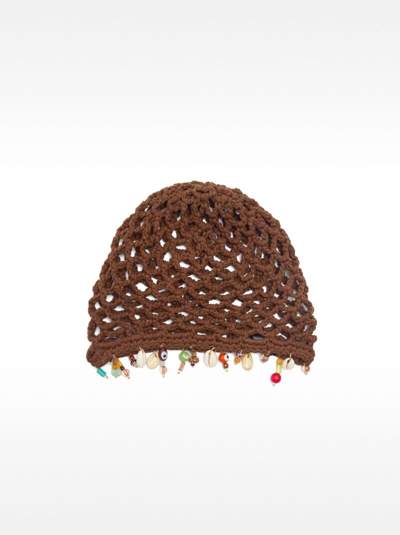 Casquete de crochet con conchas.