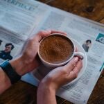 Por qué muchos prefieren quedarse en casa en lugar de salir con amigos (según la psicología)