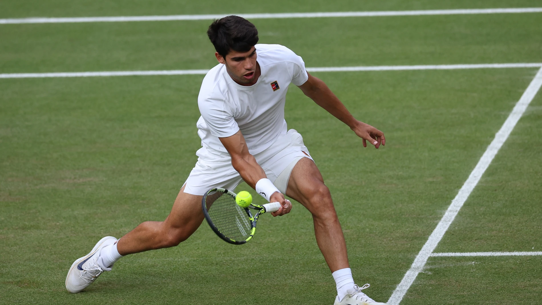 Wimbledon (United Kingdom), 13/07/2025.- Carlos Alcaraz of Spain in action during the Men's Singles final match against Jannik Sinner of Italy at the Wimbledon Championships, Wimbledon, Britain, 13 July 2025. (Tenis, Italia, España, Reino Unido) EFE/EPA/ADAM VAUGHAN EDITORIAL USE ONLY