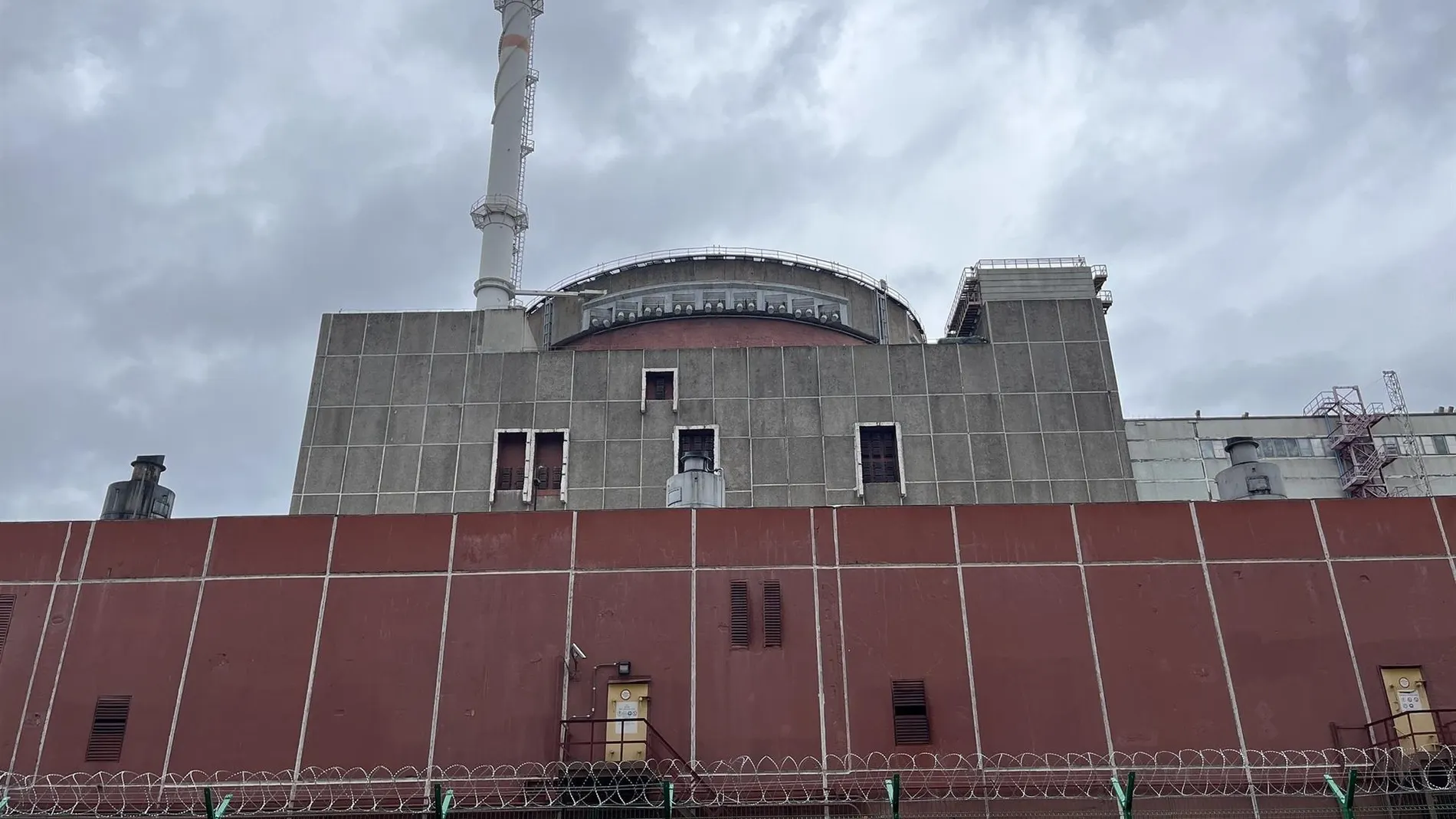 Ucrania.- La agencia nuclear de la ONU denuncia "cientos de disparos" cerca de la central de Zaporiyia durante el sábado