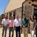 El presidente de la Diputación de Zamora, Javier Faúndez Domínguez, el diputado del Área de Obras Municipales, Manuel Martín Pérez, y la diputada por Tábara y Tierra de Alba, Amaranta Ratón Fresno, han visitado Muga de Alba, anejo del Ayuntamiento de Losacino, para comprobar el resultado de las obras ya ejecutadas para la construcción del nuevo Local Social Municipal