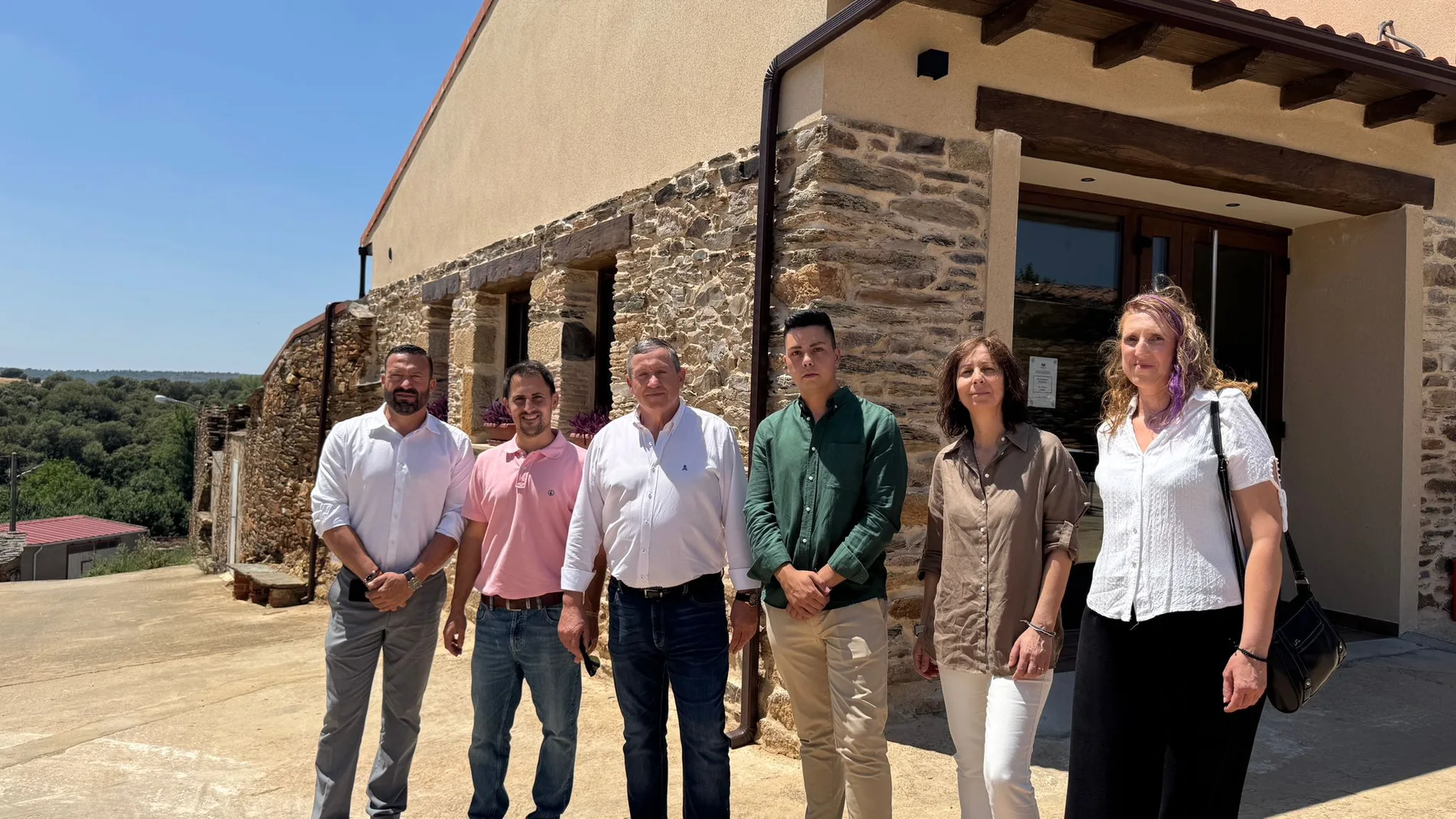 El presidente de la Diputación de Zamora, Javier Faúndez Domínguez, el diputado del Área de Obras Municipales, Manuel Martín Pérez, y la diputada por Tábara y Tierra de Alba, Amaranta Ratón Fresno, han visitado Muga de Alba, anejo del Ayuntamiento de Losacino, para comprobar el resultado de las obras ya ejecutadas para la construcción del nuevo Local Social Municipal