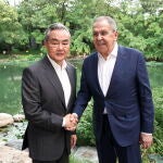 Los ministros de Exteriores Wang Yi y Sergei Lavrov