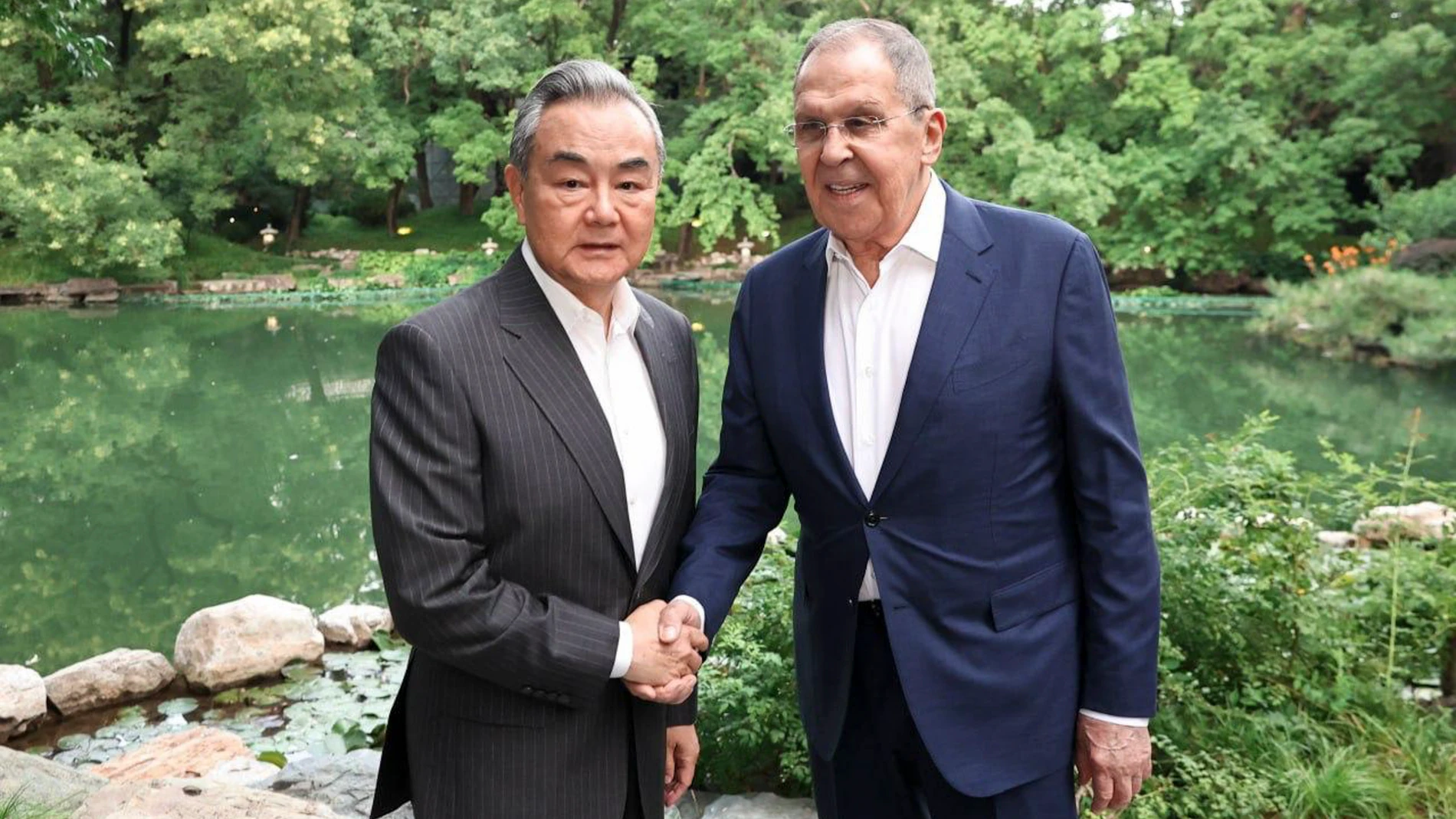 Beijing (China), 13/07/2025.- A handout photo made available by the Russian Foreign Ministery Press Service shows Russian Foreign Minister Sergei Lavrov (R) and Chinese Foreign Minister Wang Yi (L) during their meeting on the sidelines of the Shanghai Cooperation Organisation (SCO) Foreign Ministers' Council meeting in Beijing, China, 13 July 2025. (Rusia) EFE/EPA/RUSSIAN FOREIGN MINISTRY PRESS SERVICE HANDOUT HANDOUT EDITORIAL USE ONLY/NO SALES