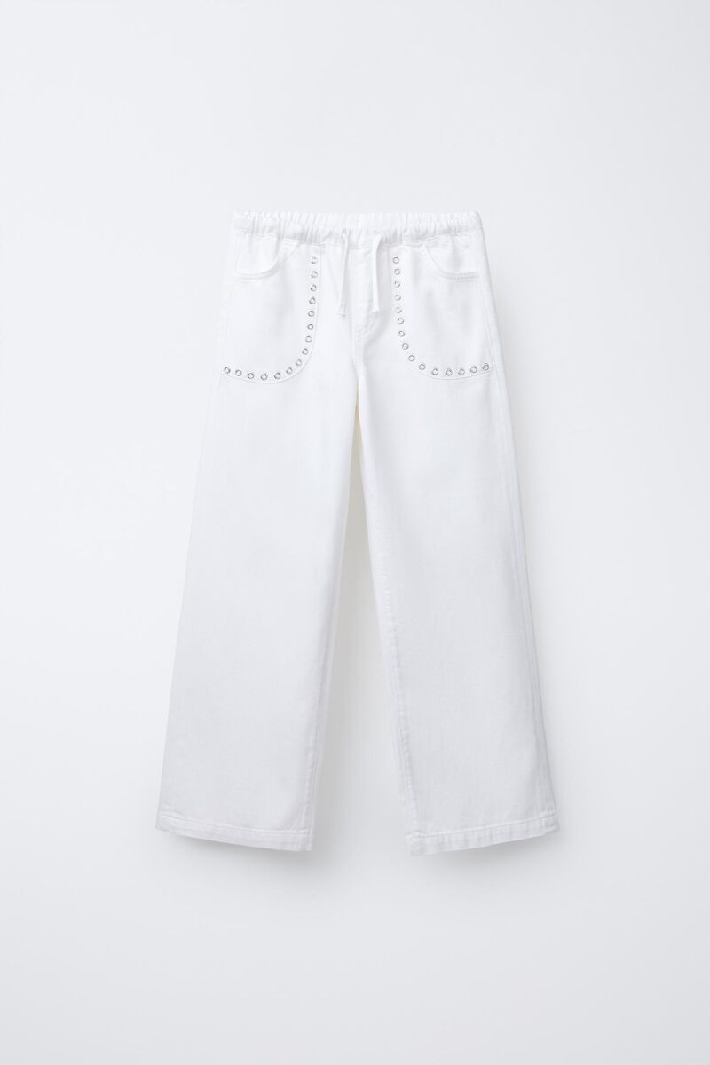Pantalones con tachuelas.