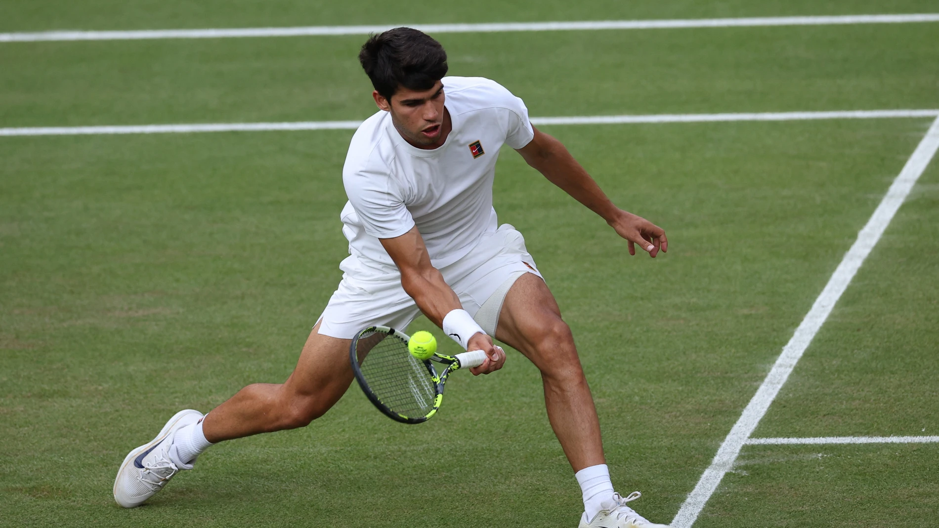 Wimbledon (United Kingdom), 13/07/2025.- Carlos Alcaraz of Spain in action during the Men's Singles final match against Jannik Sinner of Italy at the Wimbledon Championships, Wimbledon, Britain, 13 July 2025. (Tenis, Italia, España, Reino Unido) EFE/EPA/ADAM VAUGHAN EDITORIAL USE ONLY