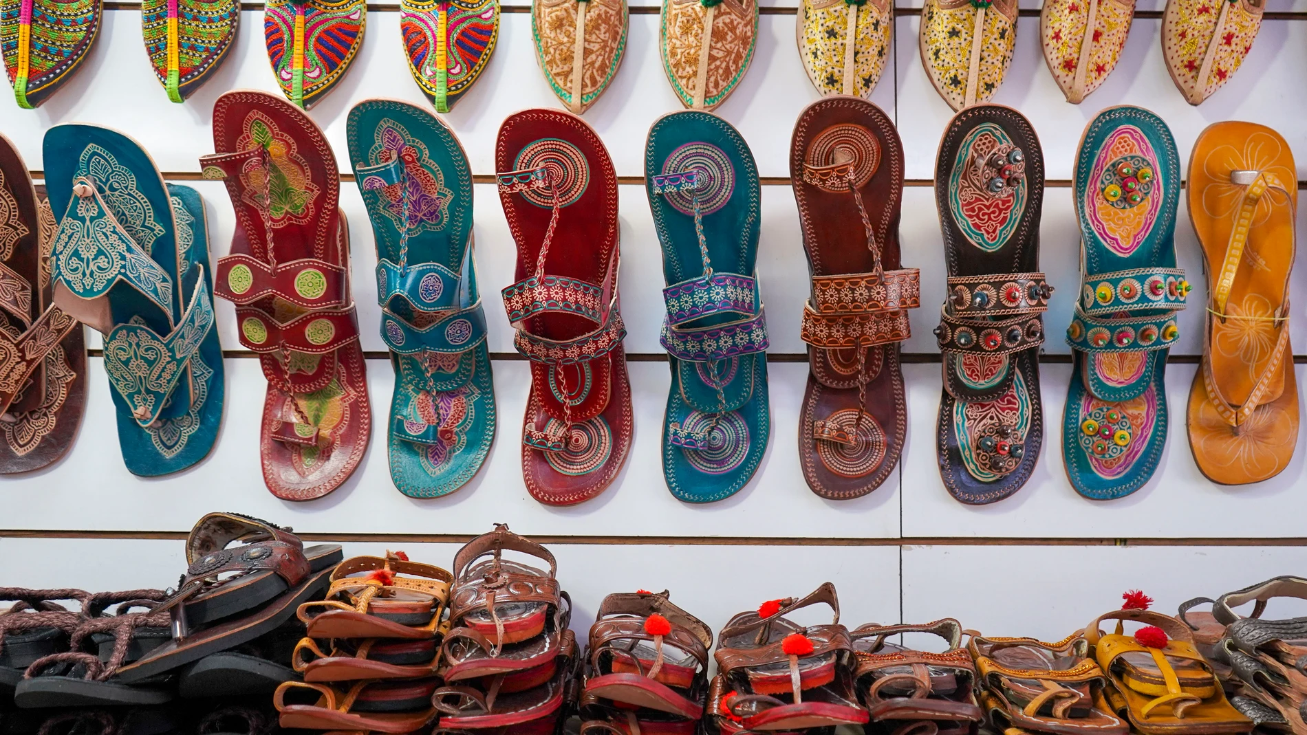 NUEVA DELHI, 13/07/2025.- Vista del Janpath Market, uno de los mercados en Nueva Delhi, donde se venden las sandalias tradicionales indias ‘Kolhapuri chappals’. La controversia estalló el mes pasado tras la presentación de la colección masculina de Prada, una de las firmas de lujo más influyentes del mundo. En redes sociales de la India miles de usuarios denunciaron el gran parecido de un modelo de sandalias usado en la pasalera con las ‘Kolhapuri chappals’, calzado tradicional, elaborado a m...