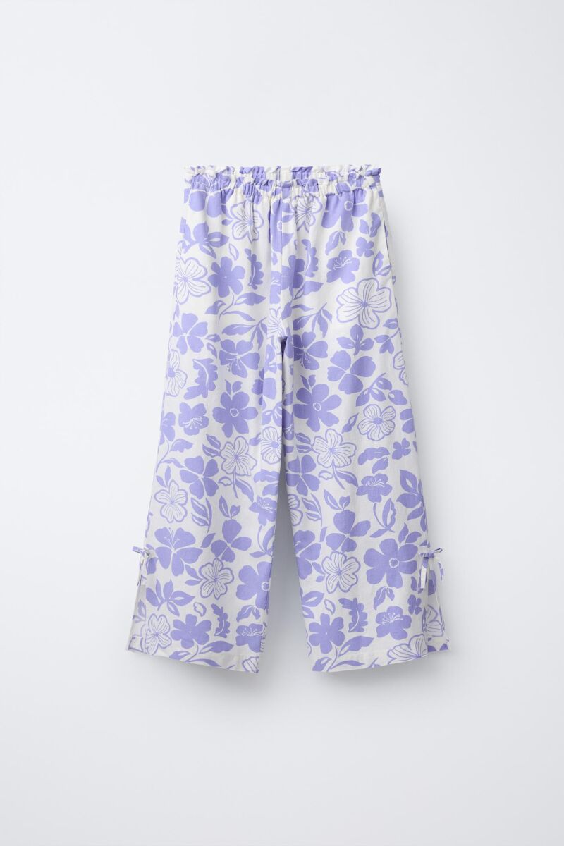 Pantalón floral.